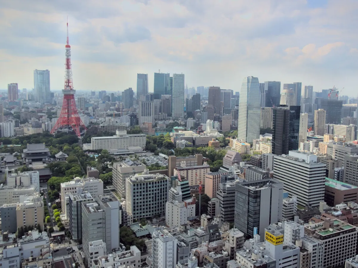 As the name of the Observatory suggests, it does offer a great view of the sea and wharf area.
For this picture I was facing in the opposite direction, direcly towards Shibuya, to capture Tokyo Tower in all of its daylight glory.
Below Tokyo Tower you can see Shibakōen or Shiba Park.
In the bottom right is Shibadaimon, a district of Minato City.